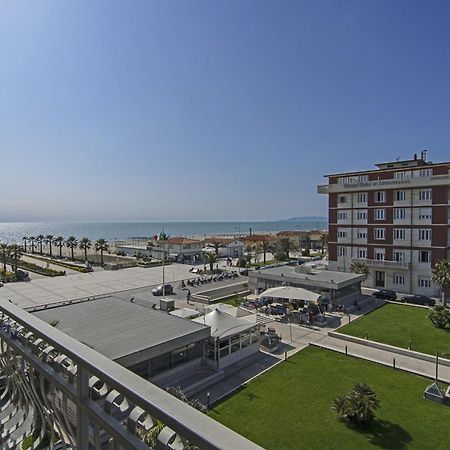 Hotel Nuovo Tirreno Lido di Camaiore Buitenkant foto