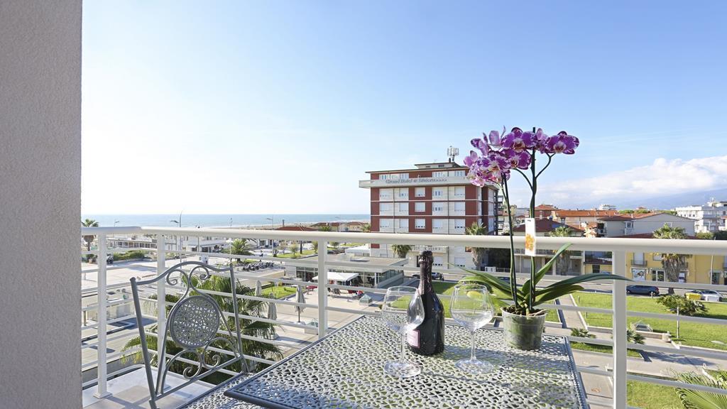 Hotel Nuovo Tirreno Lido di Camaiore Buitenkant foto