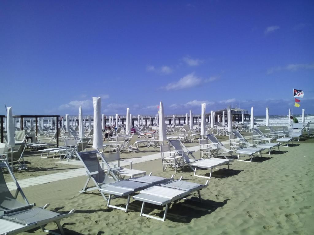 Hotel Nuovo Tirreno Lido di Camaiore Buitenkant foto