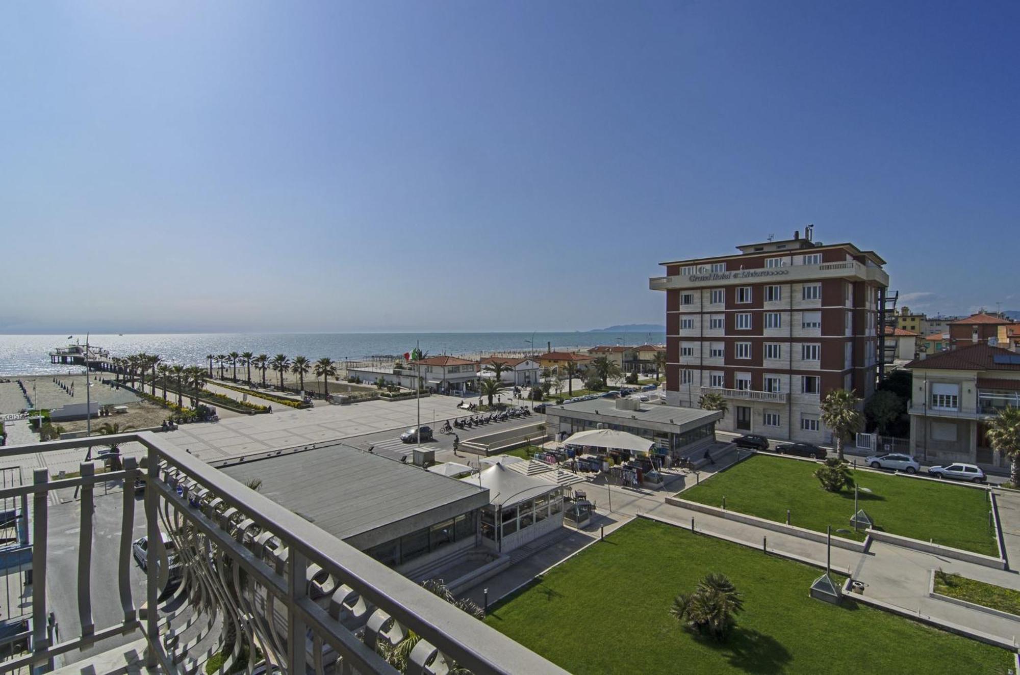Hotel Nuovo Tirreno Lido di Camaiore Buitenkant foto
