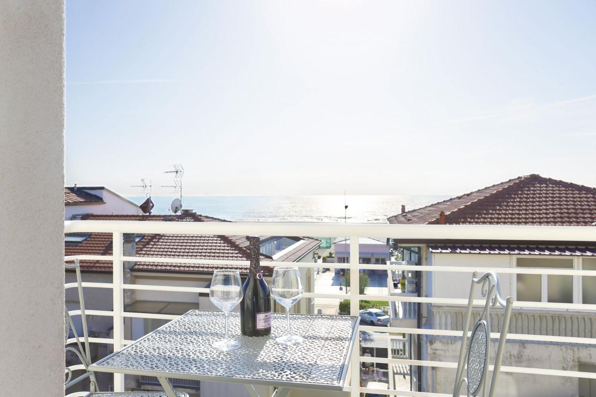 Hotel Nuovo Tirreno Lido di Camaiore Buitenkant foto