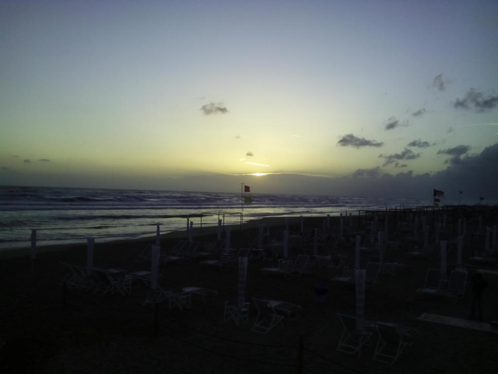 Hotel Nuovo Tirreno Lido di Camaiore Buitenkant foto