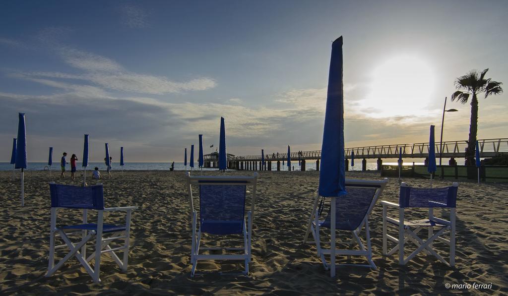 Hotel Nuovo Tirreno Lido di Camaiore Buitenkant foto