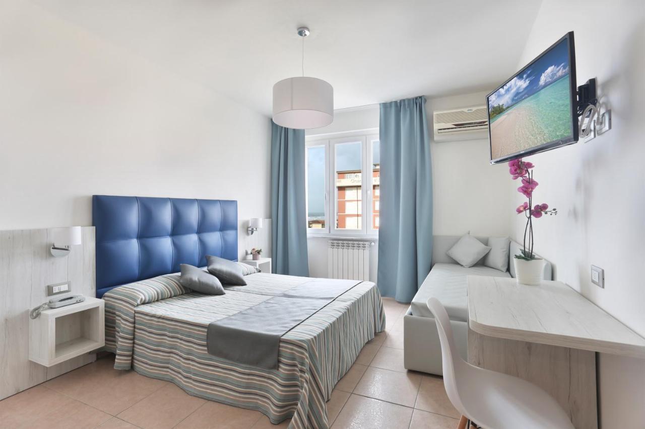 Hotel Nuovo Tirreno Lido di Camaiore Buitenkant foto